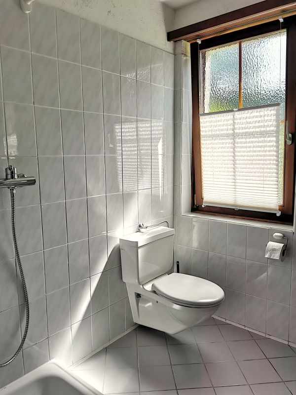 Helles Badezimmer mit WC und Dusche
