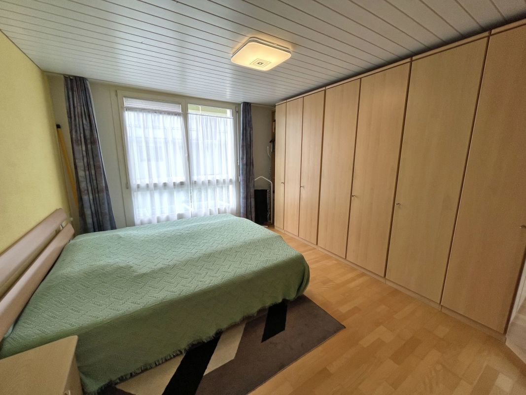 Schlafzimmer mit großem Einbauschrank