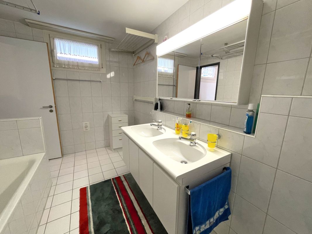 Helles Badezimmer mit Doppelwaschtisch