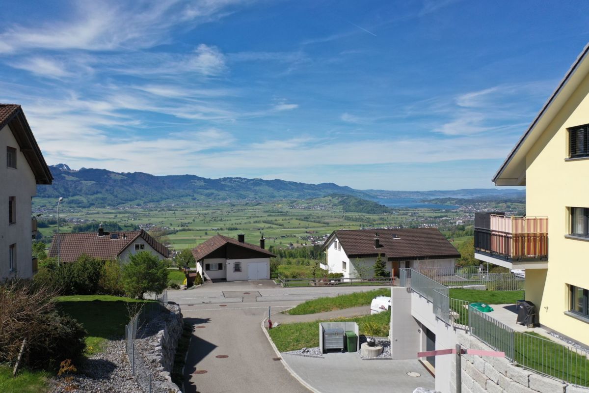 Weitblick über Wohngebiet und Landschaft