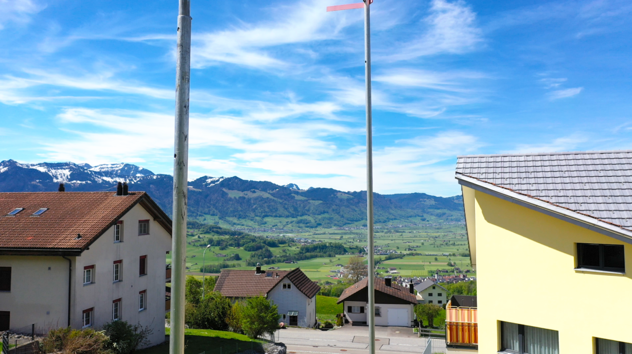 Bergblick über Wohnhäuser