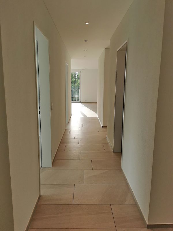 Moderner Flur mit Blick ins Tageslicht