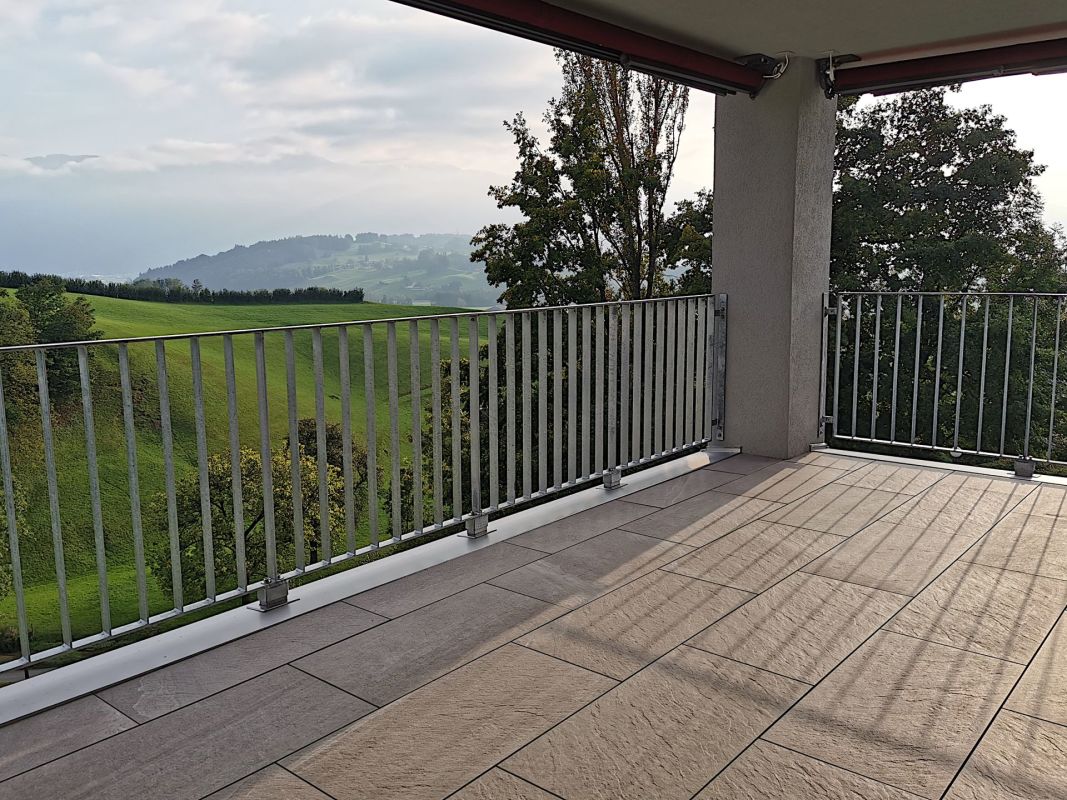 Überdachte Terrasse mit Alpenblick
