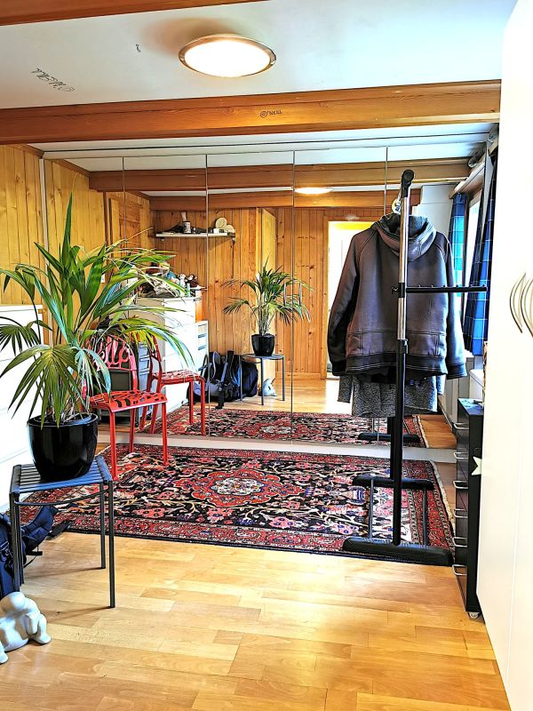Flur mit Spiegelwand und Garderobe