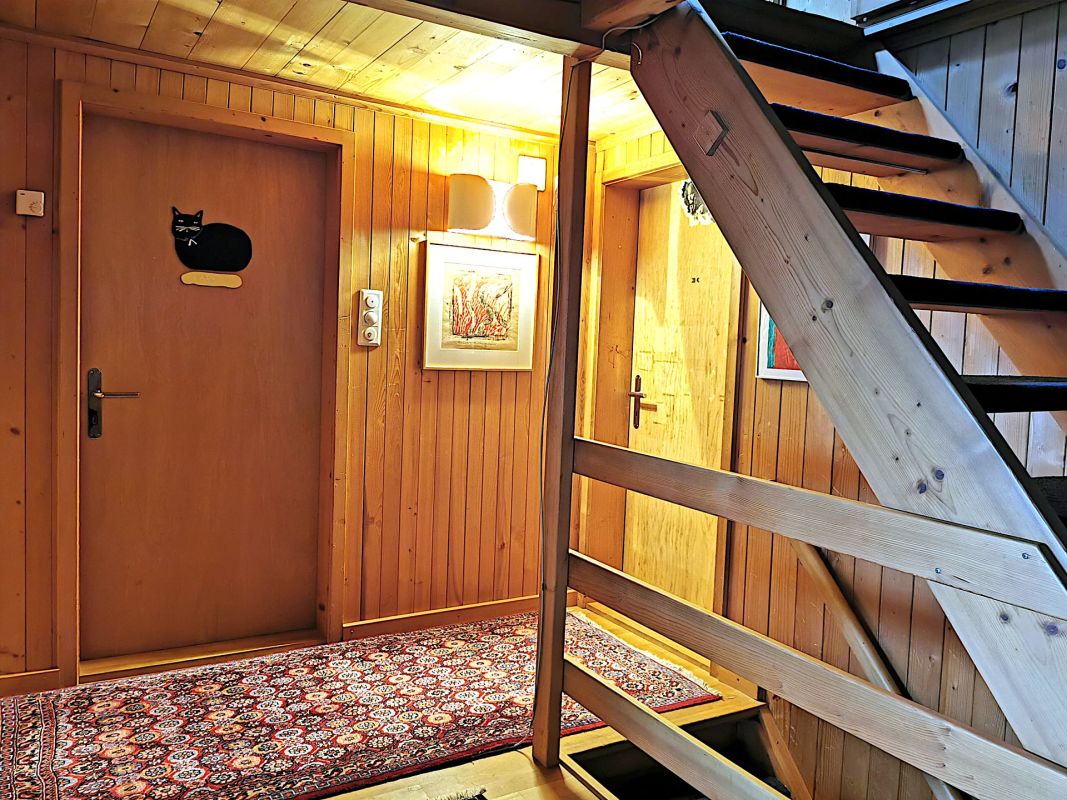 Treppenhaus mit Holzvertäfelung