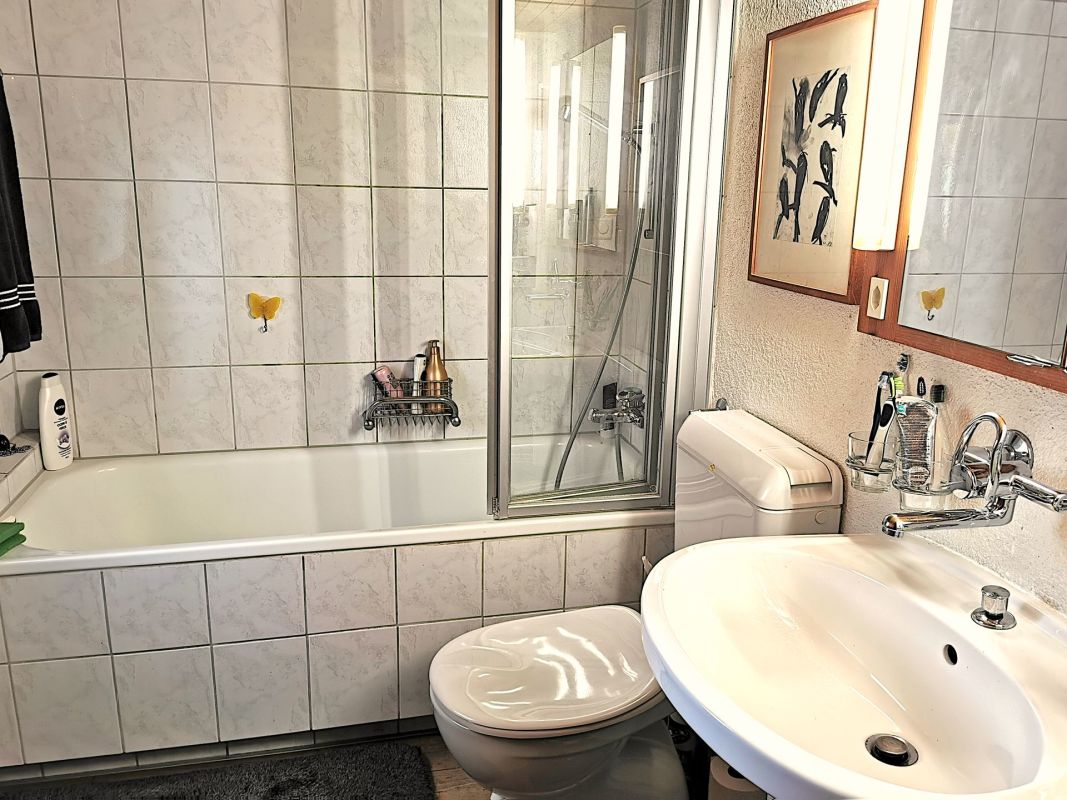 Badezimmer mit Wanne und Waschbecken