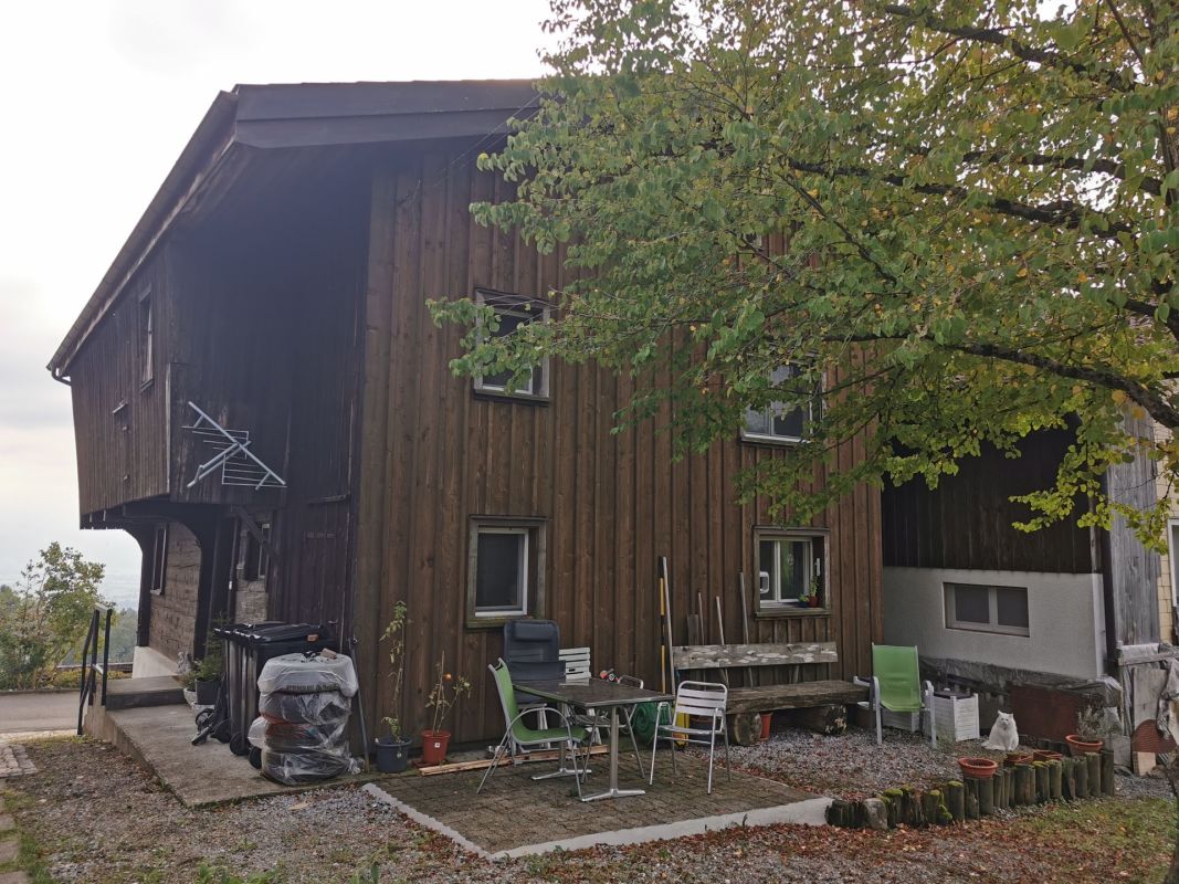 Außenansicht eines Holzhauses mit Gartenbereich