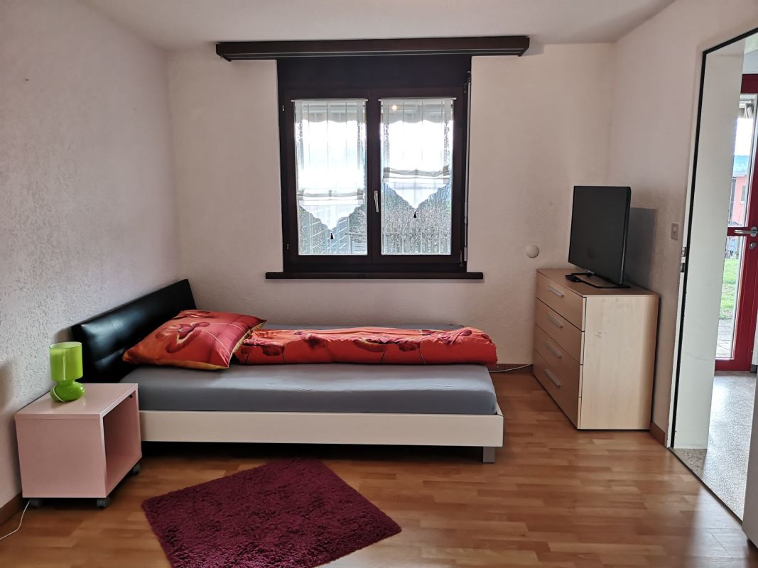 Einfaches Schlafzimmer mit Einzelbett