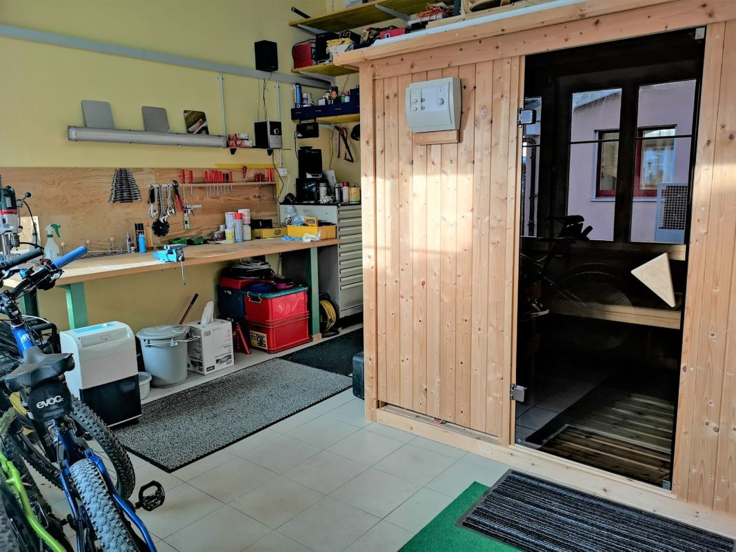 Werkstatt-/Garagenraum mit Holzsauna