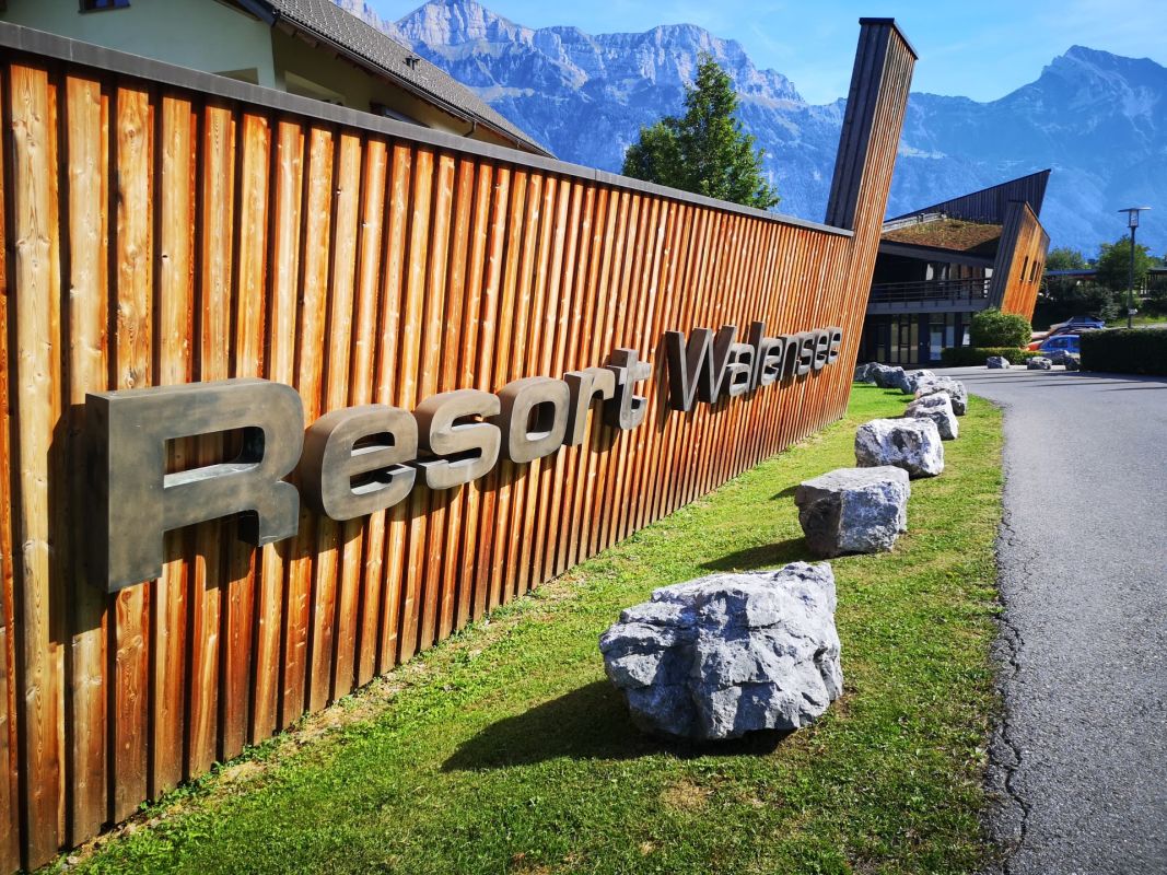 Eingangsbereich eines Resorts mit Bergkulisse