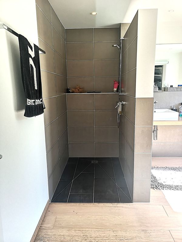 Begehbare Dusche im Badezimmer