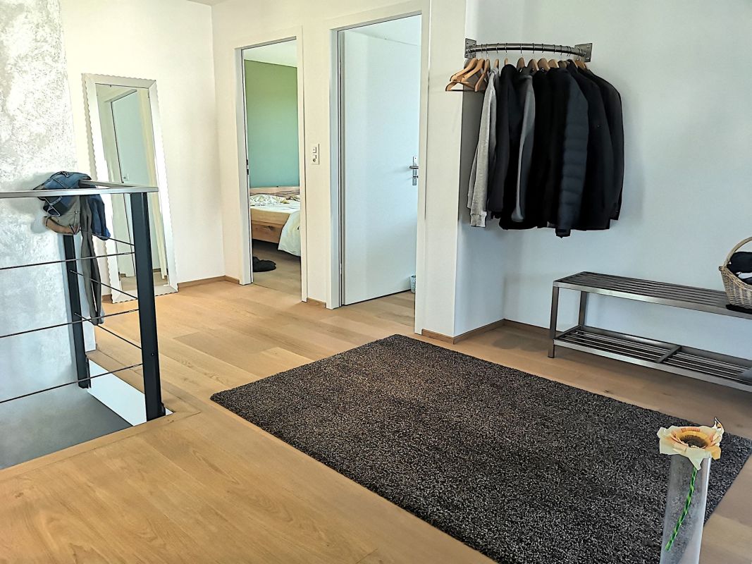 Heller Flur mit Treppe und Garderobe