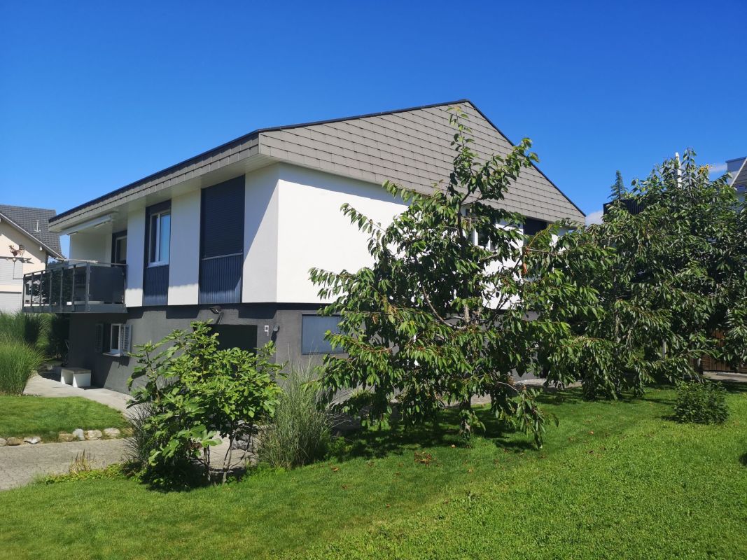 Modernes Einfamilienhaus mit Garten