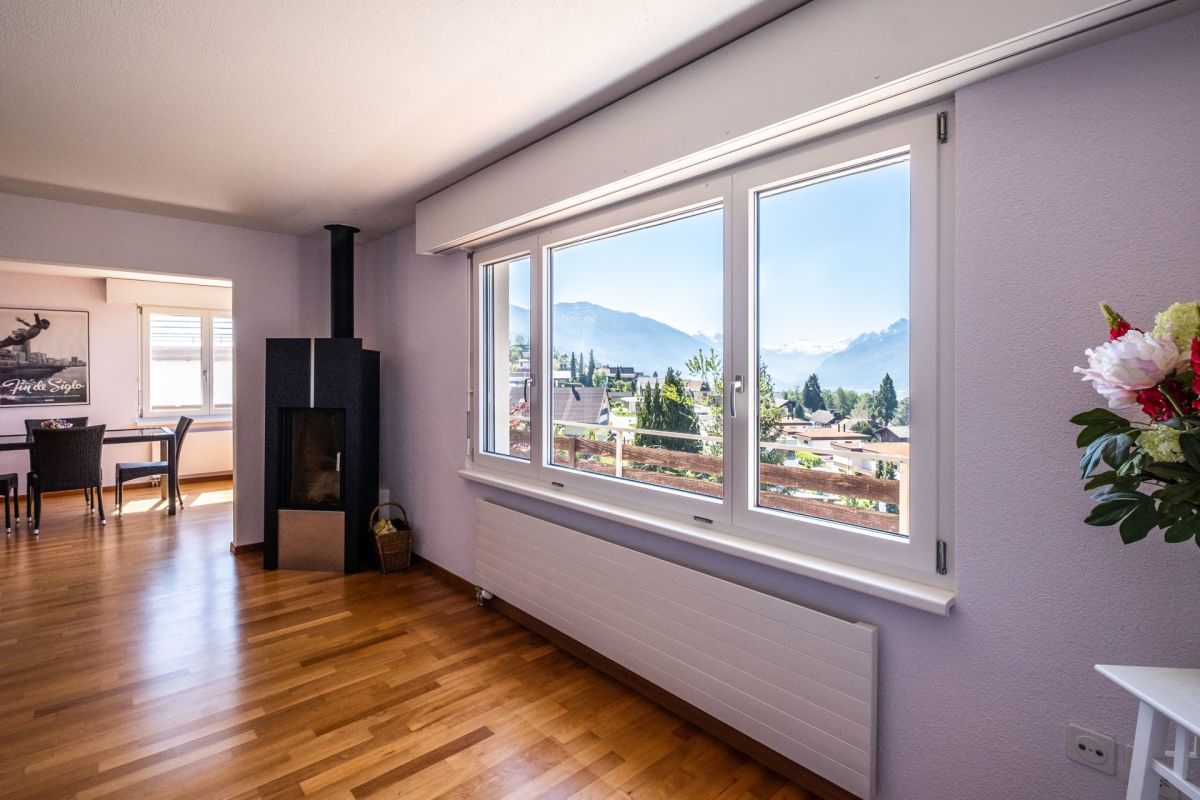 Wohnzimmer mit Panoramafenster und Kamin
