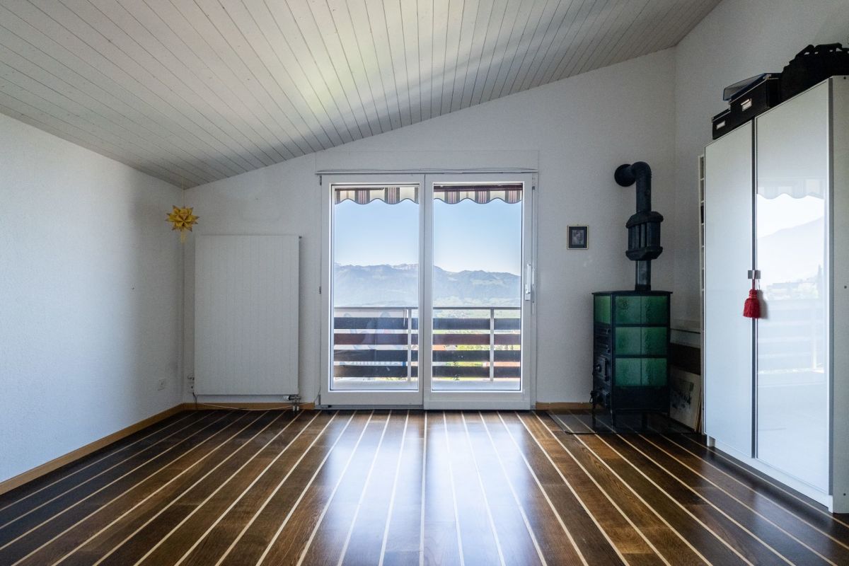 Leerer Wohnraum mit Balkonblick