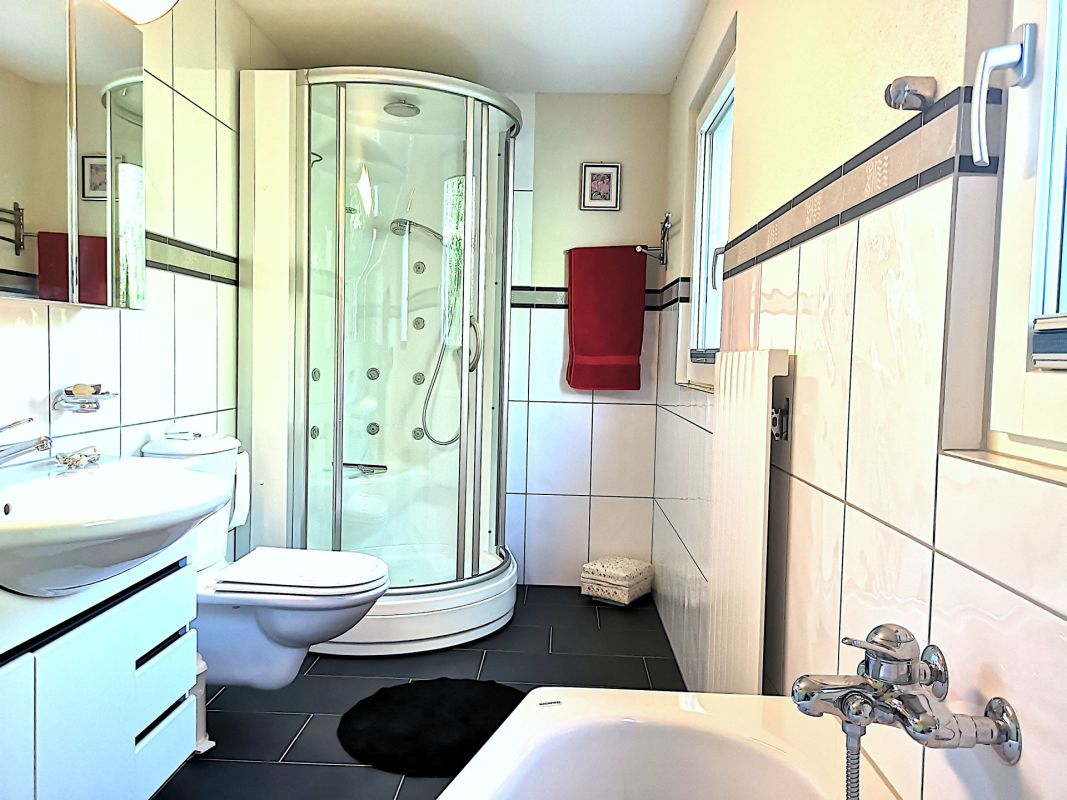 Modernes Badezimmer mit Duschkabine