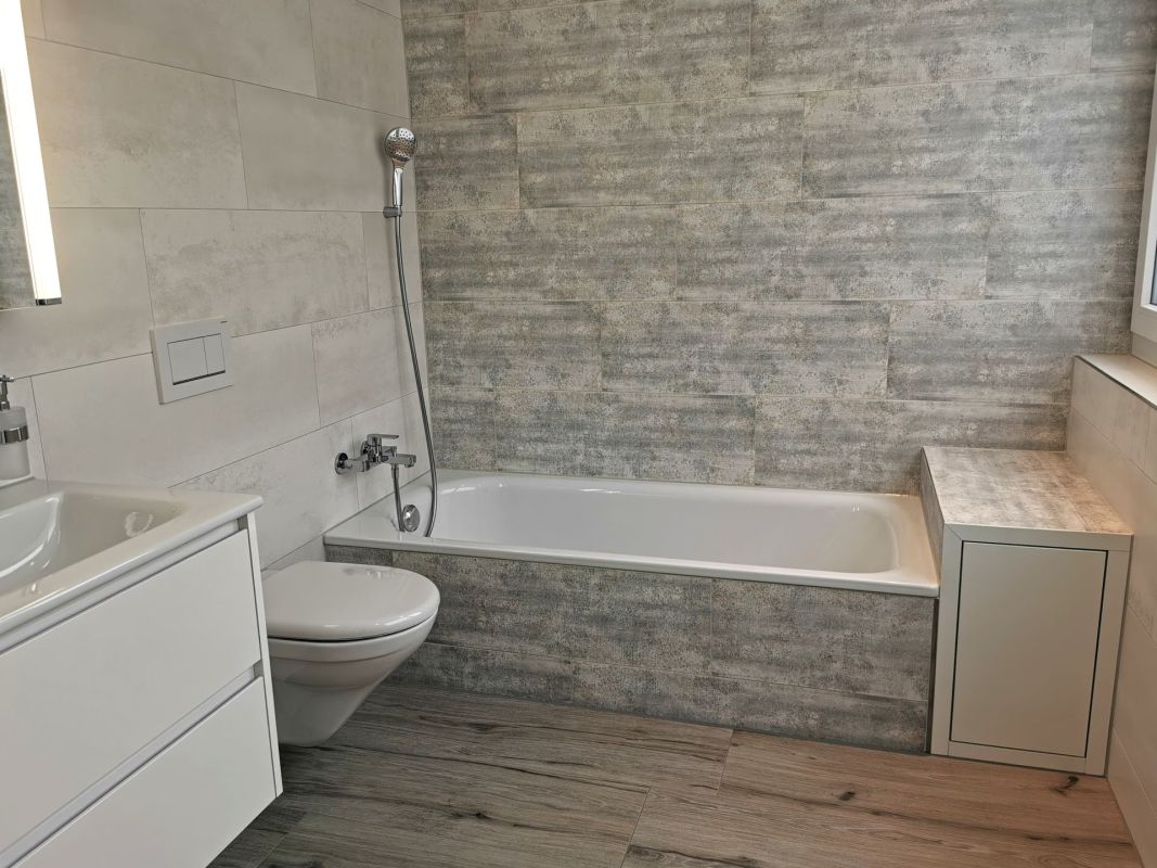 Modernes Badezimmer mit Badewanne und Wand-WC