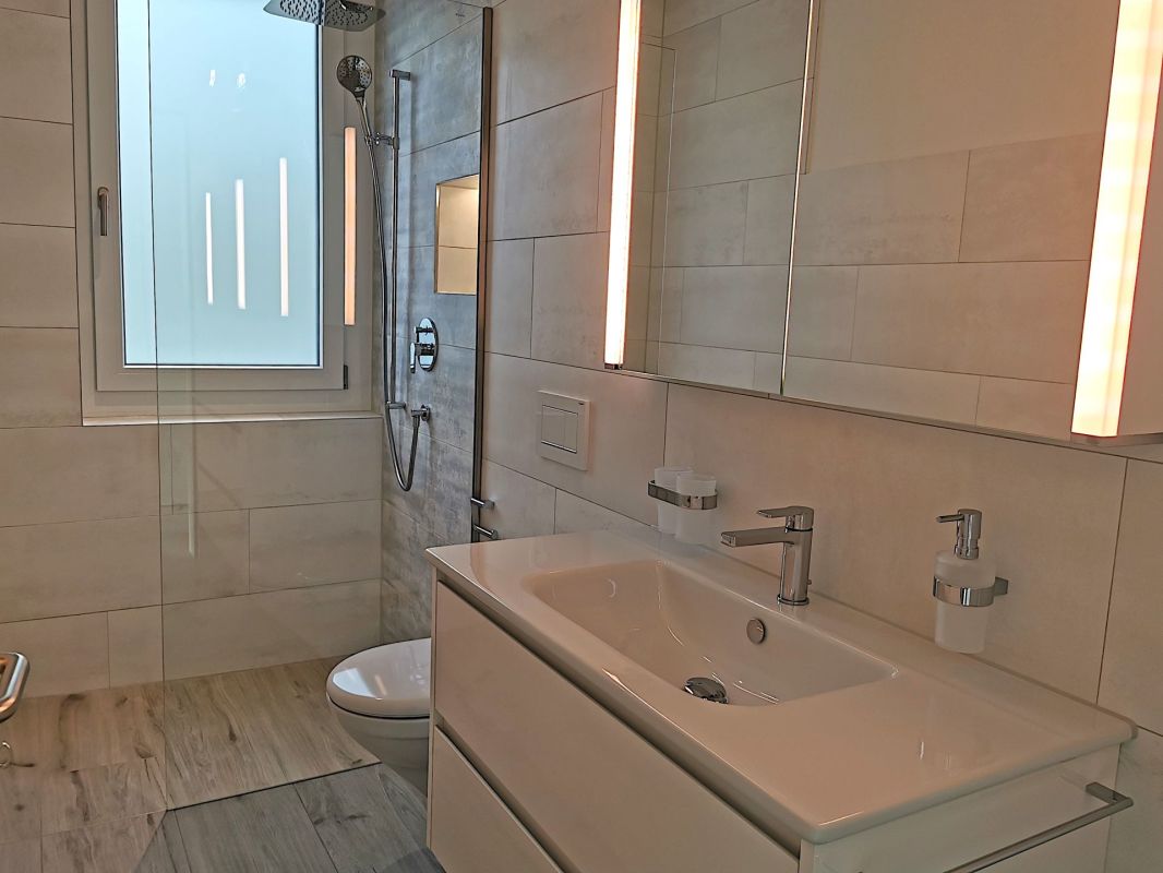 Modernes Badezimmer mit Dusche und Waschtisch