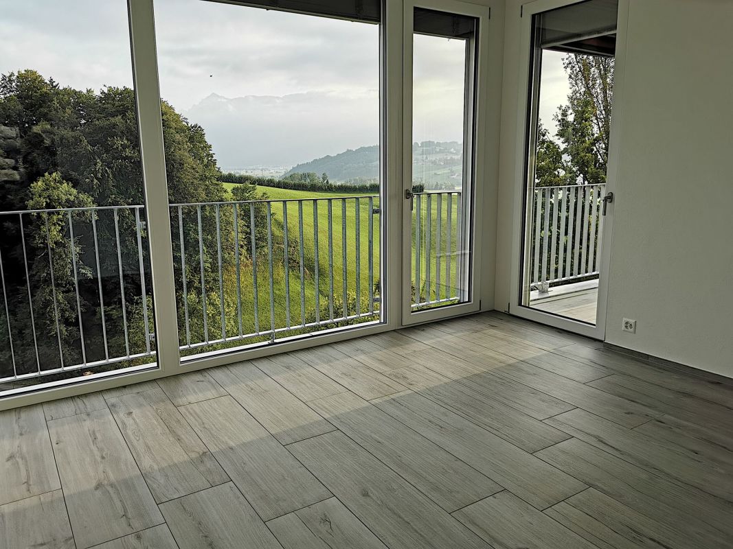 Heller Raum mit Panoramafenstern und weitem Landschaftsblick