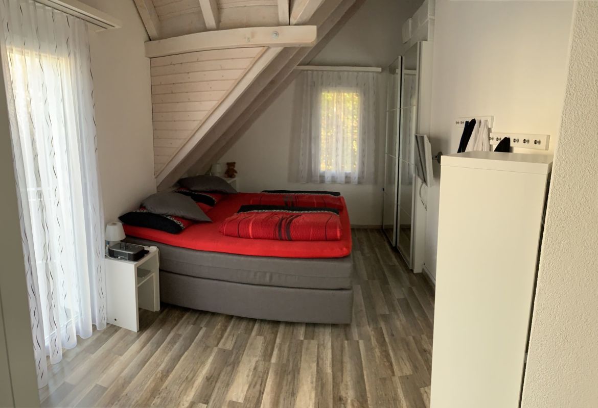 Dachgeschoss-Schlafzimmer mit Doppelbett