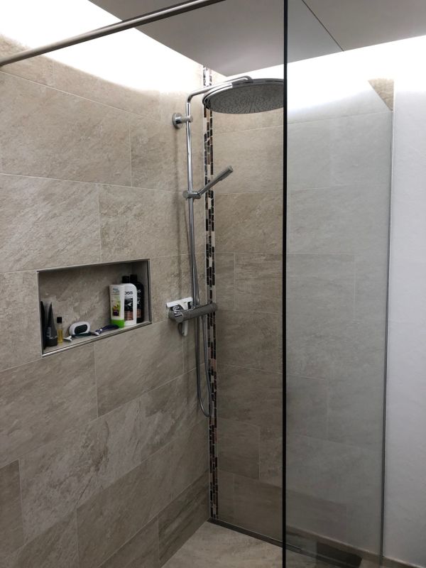 Modernes Badezimmer mit begehbarer Dusche