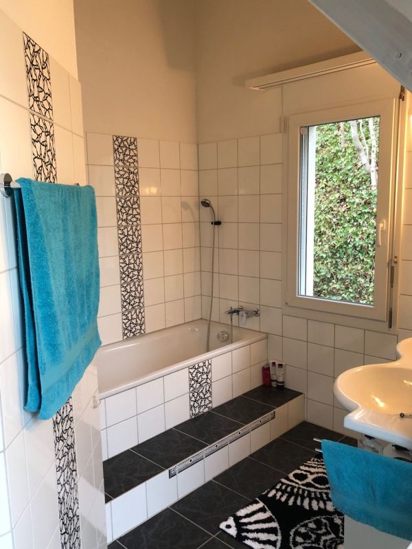 Badezimmer mit Badewanne und Fenster