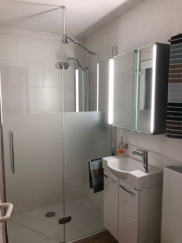 Modernes Badezimmer mit Glasdusche und Waschtisch