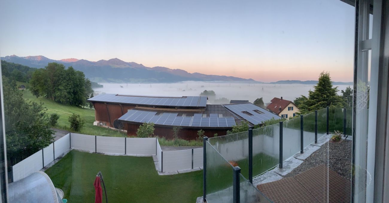 Balkon mit Seeblick in der Dämmerung