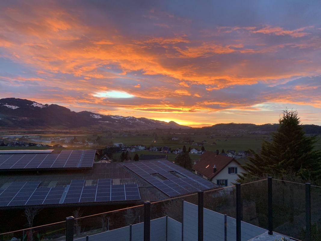 Sonnenuntergang über Tal und Dächer