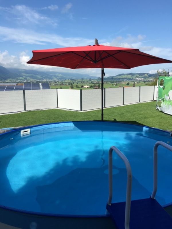 Außenbereich mit Pool und Bergblick