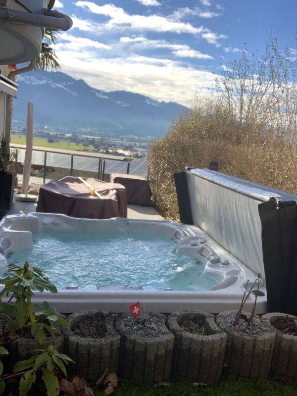 Terrasse mit Whirlpool und Bergblick