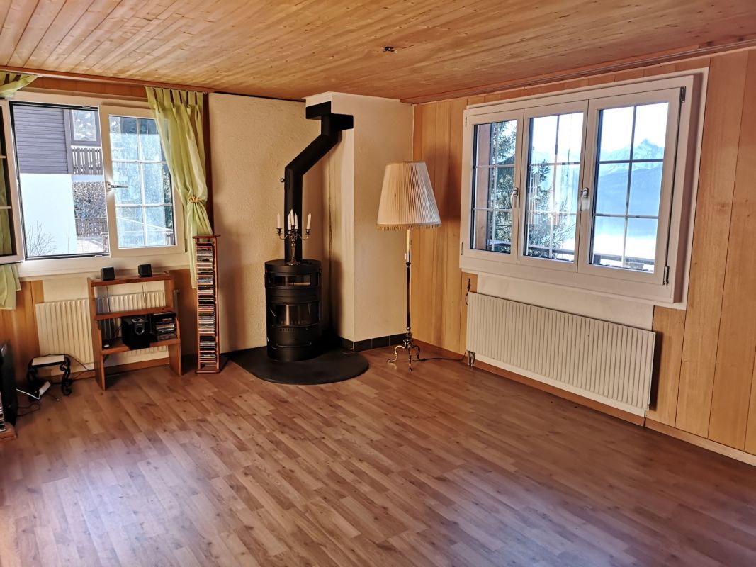 Wohnzimmer mit Kaminofen und Seeblick