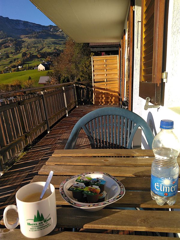 Balkon mit Bergblick und Frühstückstisch