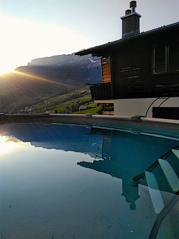 Pool mit Bergblick bei Sonnenuntergang