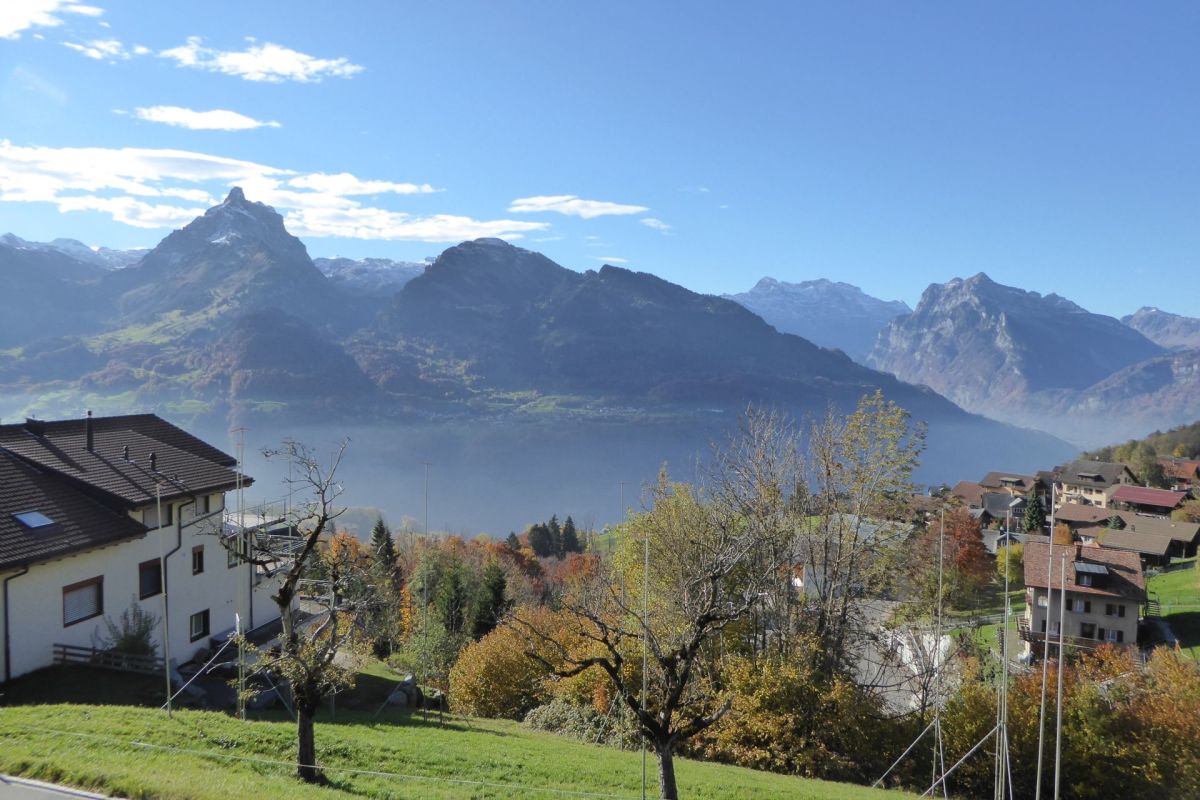 Panoramablick auf Berge und Wohngebiet