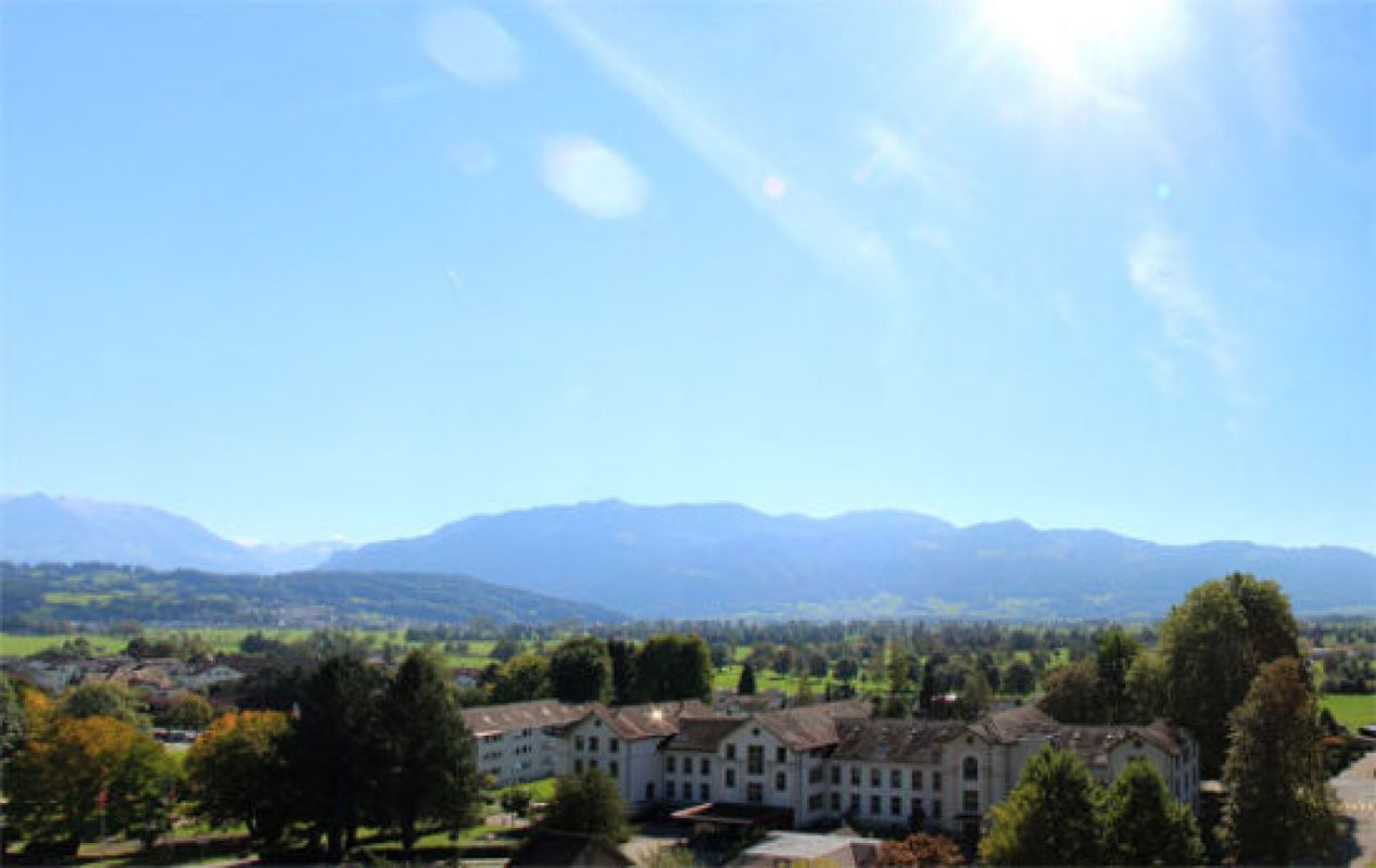 Berg- und Talblick über eine Wohnsiedlung