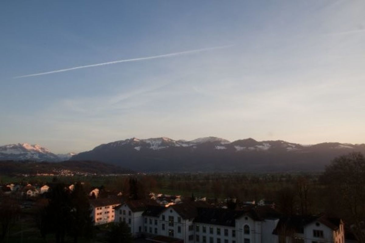 Bergpanorama mit Siedlung im Vordergrund