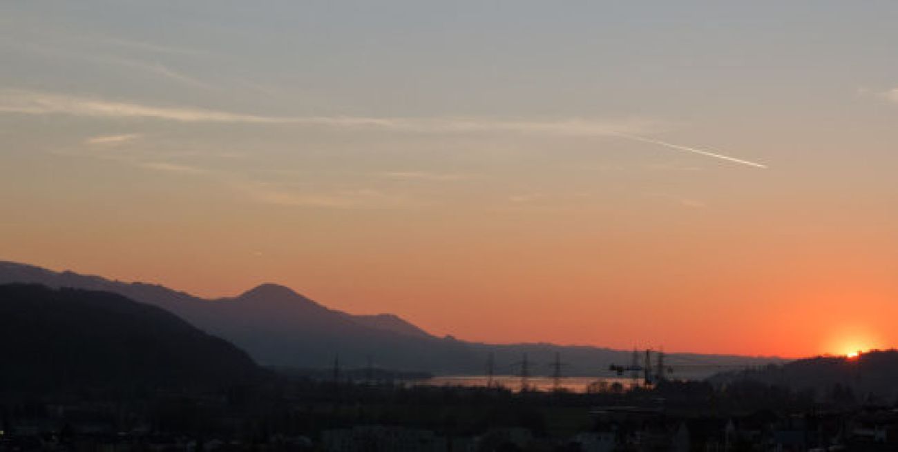 Sonnenuntergang mit Bergsilhouetten