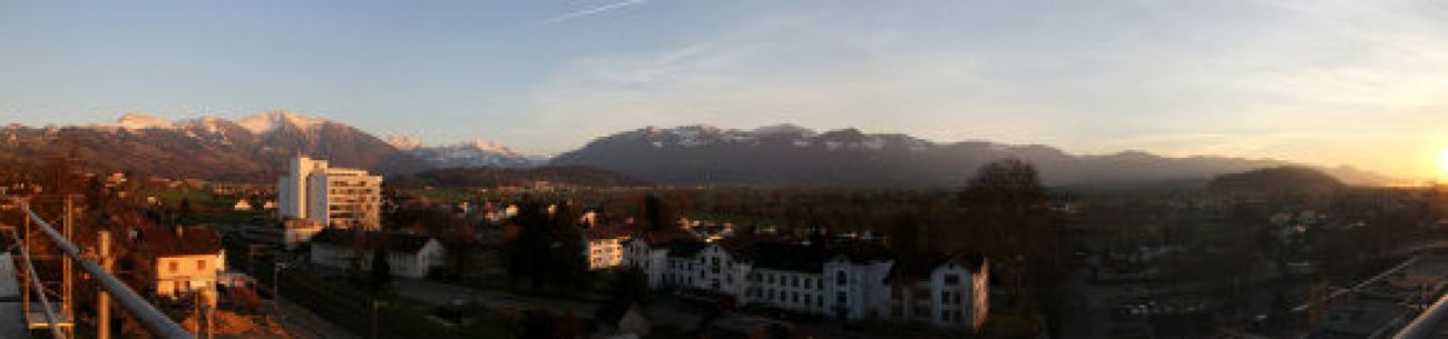 Panoramablick über Stadt und Berge bei Sonnenuntergang