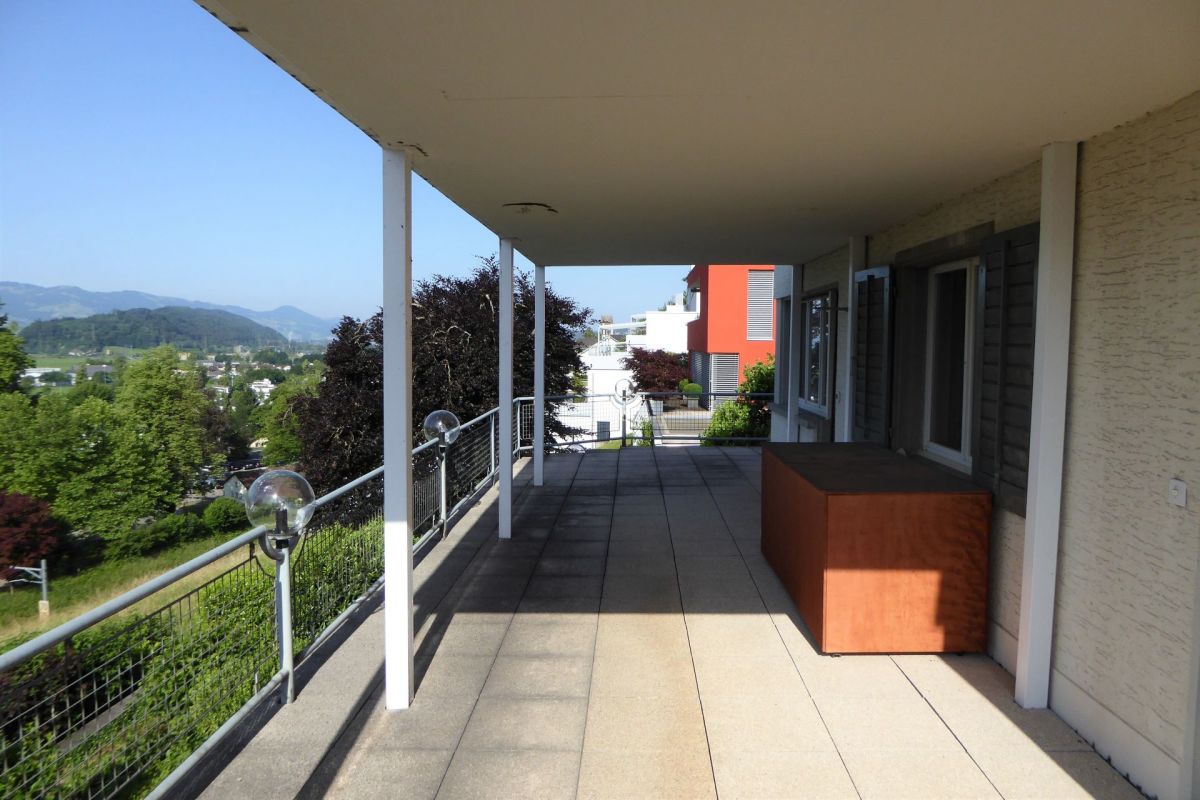 Überdachte Terrasse mit Panoramablick
