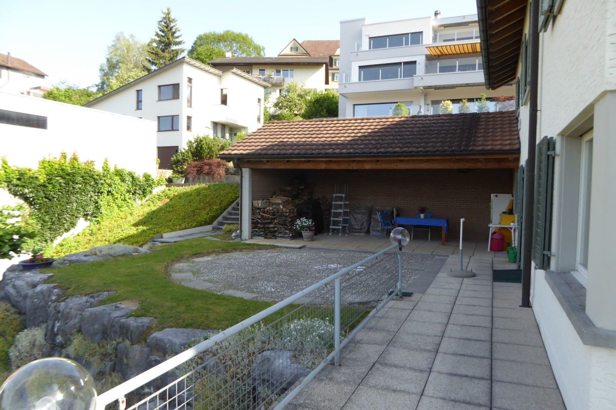 Hinterhof mit Carport und Garten