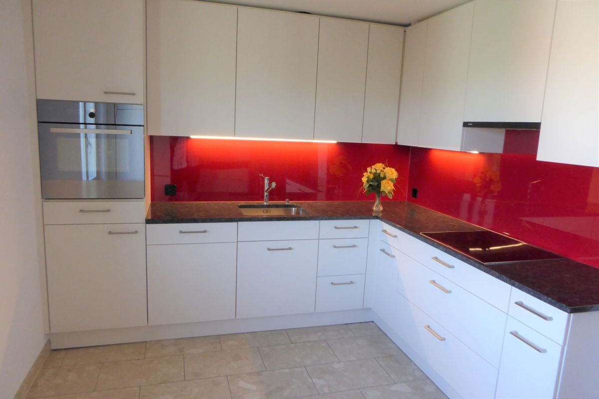 Moderne Einbauküche mit roter Nische