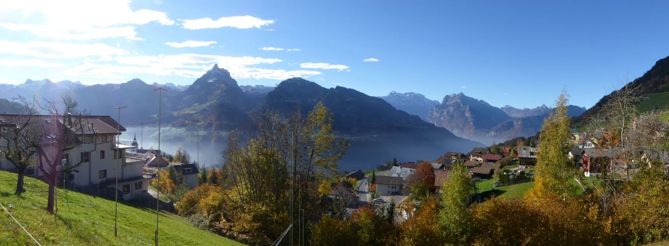 Panoramablick auf Alpenlandschaft mit Wohnhäusern