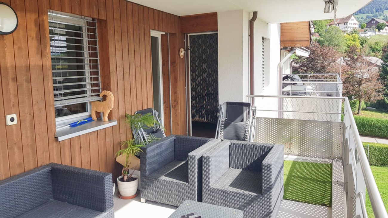 Balkon mit Sitzgruppe und Gartenblick