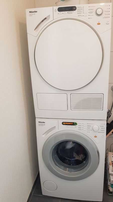 Waschkeller mit Trockner und Waschmaschine