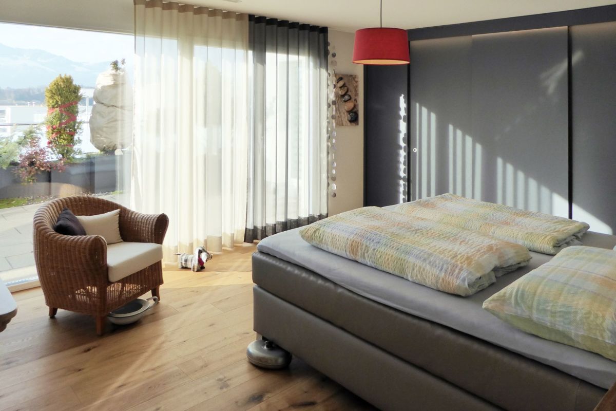 Modernes Schlafzimmer mit Seeblick