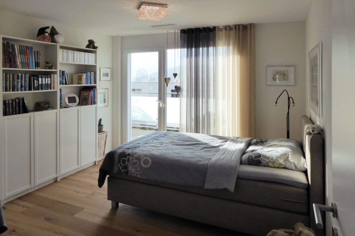 Helles Schlafzimmer mit Balkonzugang