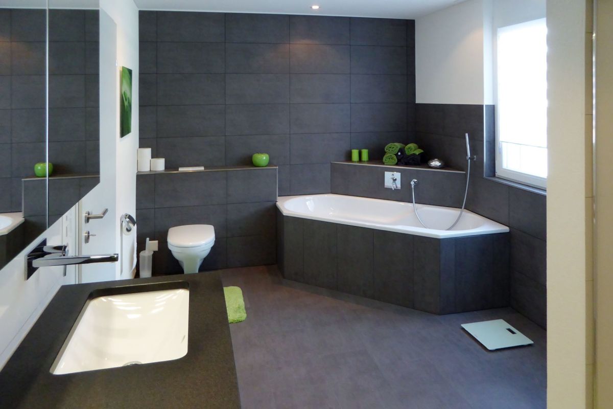 Modernes Badezimmer mit Badewanne und Doppelwaschbecken