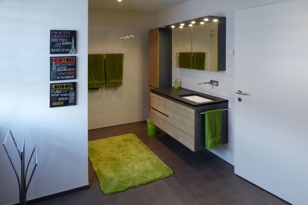Modernes Badezimmer mit Waschtisch und Spiegel