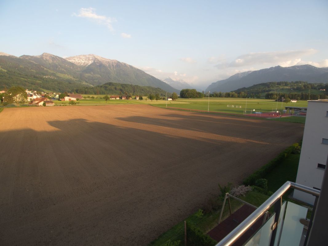 Bergblick über Acker und Tal